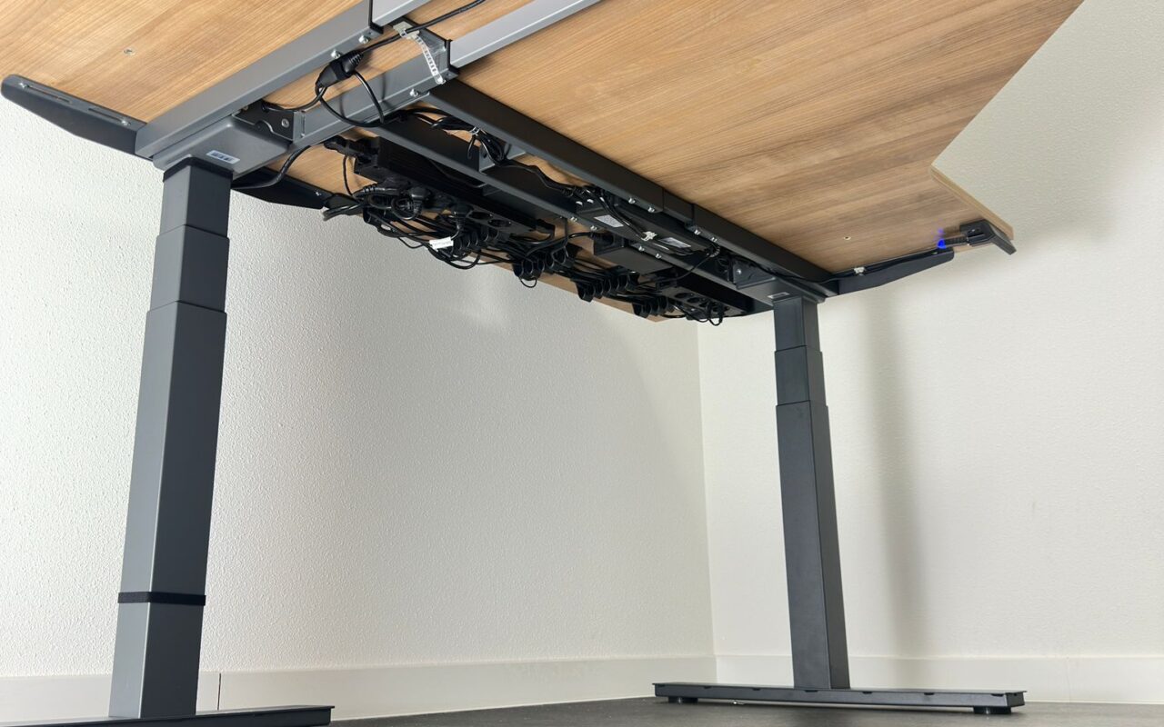 Werkplekbekabeling die uw kantoor compleet maakt Retoppers